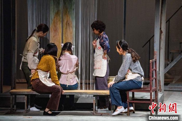 来自上戏各院系的学生们发挥自己的专业优势共同创作。 吴云 摄 来自上戏各院系的学生们发挥自己的专业优势共同创作。 吴云 摄