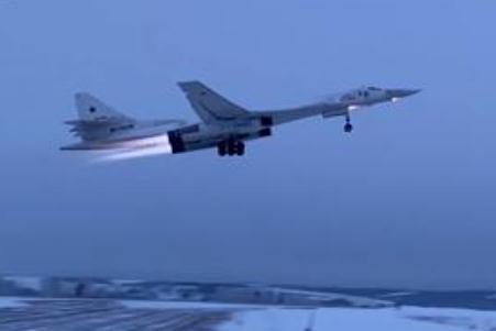 俄出动两架图-160战略轰炸机在北冰洋上空飞行