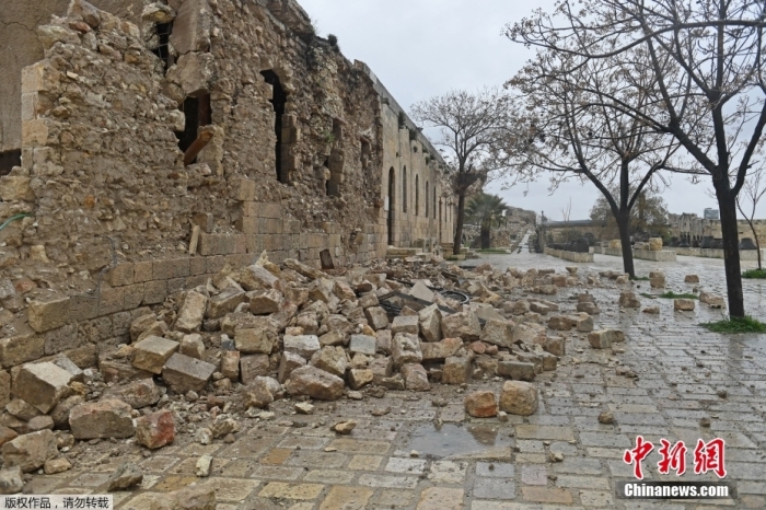 当地时间2月6日，叙利亚阿勒颇发生地震后，阿勒颇古城遭到破坏，碎石瓦砾遍布，令人痛心。阿勒颇古城在1986年列入《世界遗产名录》，它展现了上千年来多个在此定居过的民族保留下来的多元文化。据报道，6日在在土耳其南部靠近叙利亚边境地区发生的强震已致两国超过4000人死亡、近两万人受伤。图为受损的阿勒颇古城。