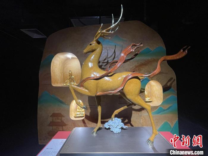 作品《鹿王天成》。 徐银 摄 作品《鹿王天成》。 徐银 摄