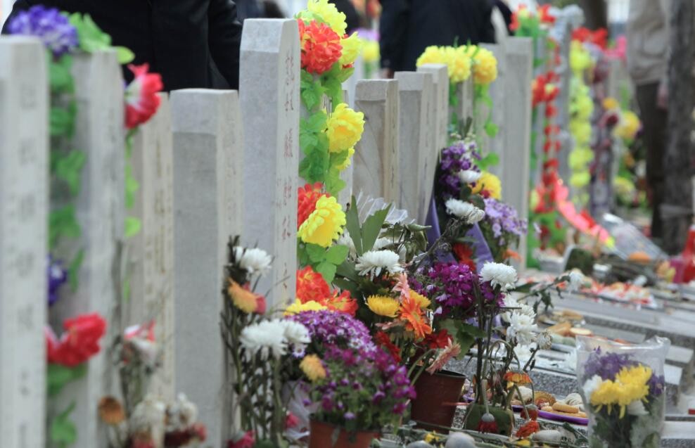 清明祭扫高峰提前到来 多地创新祭扫服务形式