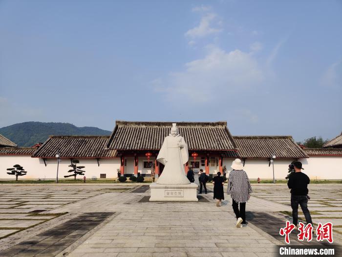 福建闽越王城博物馆为仿汉建筑,步入其间,仿若穿越回西汉闽越国。 叶秋云 摄 福建闽越王城博物馆为仿汉建筑,步入其间,仿若穿越回西汉闽越国。 叶秋云 摄