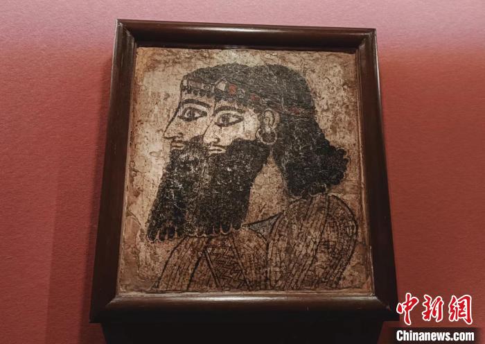 图为壁画,展示两名亚述官员侧面像,铁器时代,公元前1200-公元前539年。 杨佩佩 摄 图为壁画,展示两名亚述官员侧面像,铁器时代,公元前1200-公元前539年。 杨佩佩 摄