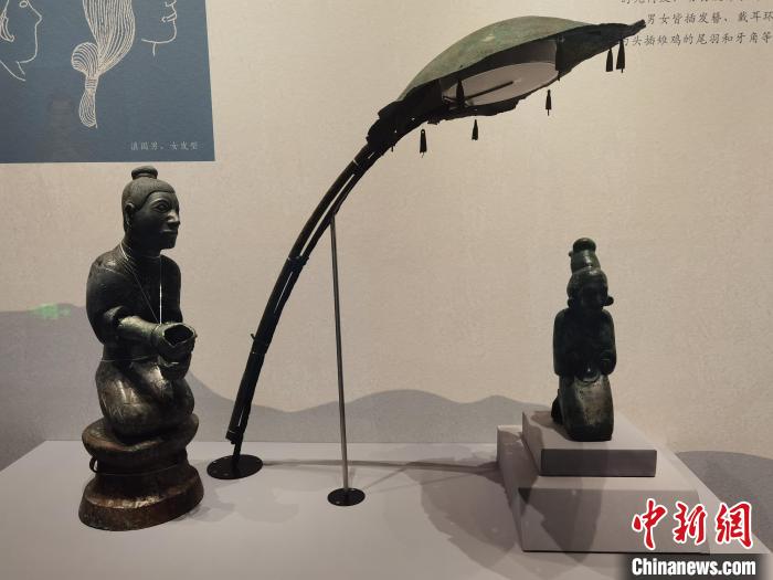 西汉时期的铜伞和人俑。　胡健 摄