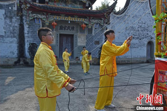 “兴贤少年线狮队”在练习霍童线狮中。　褚子强 摄