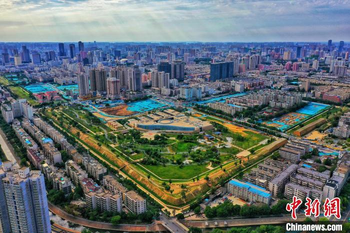 图为郑州商城国家考古遗址公园东南城垣。(资料图) 王羿 摄 图为郑州商城国家考古遗址公园东南城垣。(资料图) 王羿 摄