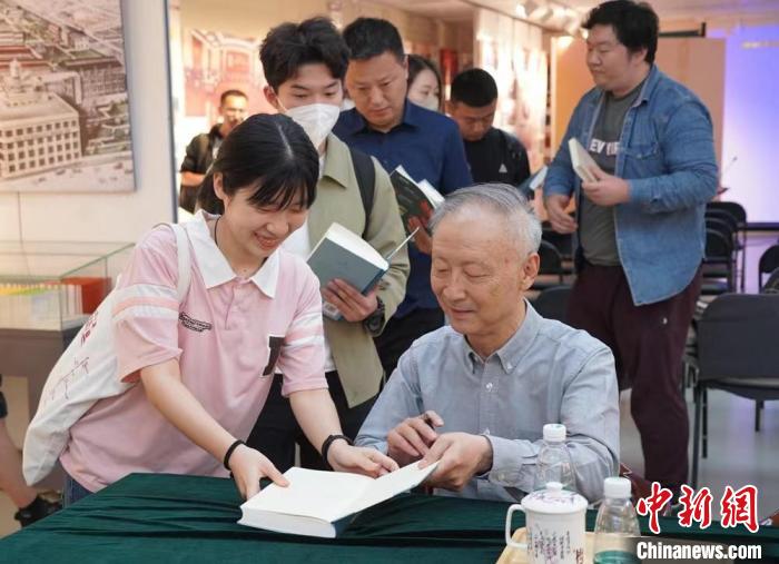 北京大学人文讲席教授李伯重为读者签名 商务印书馆供图
