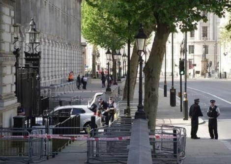 男子驾车撞唐宁街大门被捕 伦敦警方：与恐怖活动无关