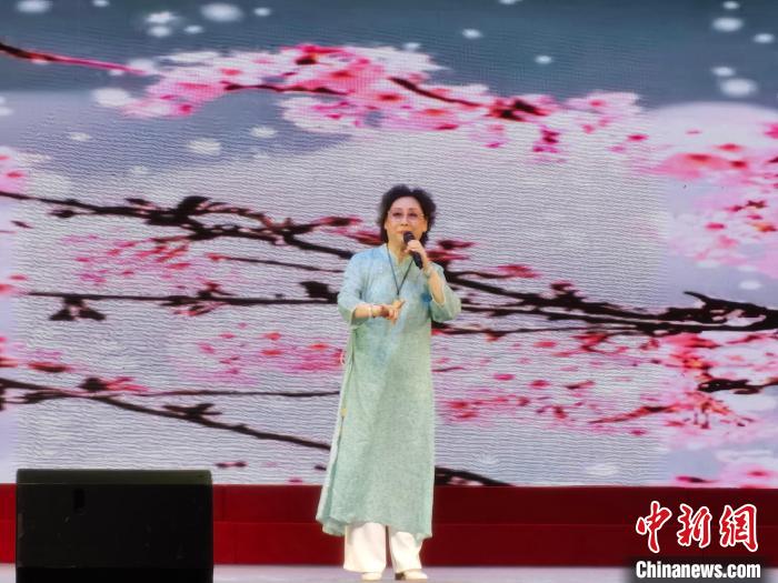 图为中国戏剧梅花奖获得者、著名京剧表演艺术家梁维玲表演京剧《贵妃醉酒》选段。 吕子豪 摄 图为中国戏剧梅花奖获得者、著名京剧表演艺术家梁维玲表演京剧《贵妃醉酒》选段。 吕子豪 摄