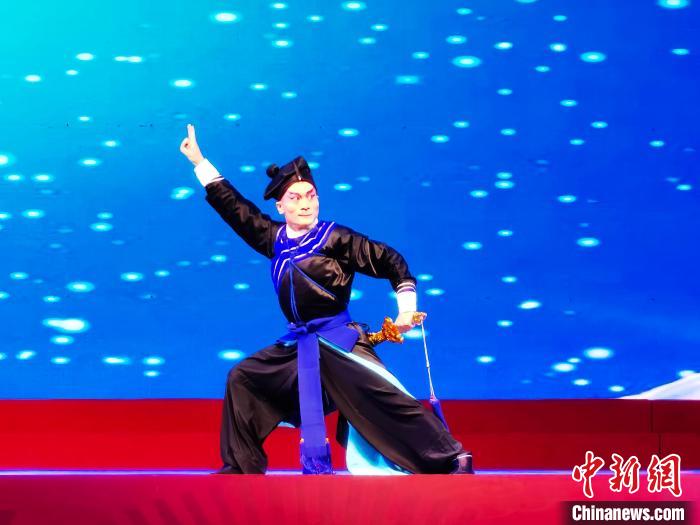 图为中国戏剧梅花奖获得者郝士超表演河北梆子《林冲夜奔》武戏唱段。 吕子豪 摄 图为中国戏剧梅花奖获得者郝士超表演河北梆子《林冲夜奔》武戏唱段。 吕子豪 摄