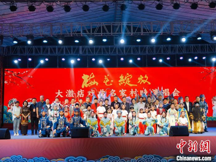 图为演员与嘉宾合影留念。 吕子豪 摄 图为演员与嘉宾合影留念。 吕子豪 摄