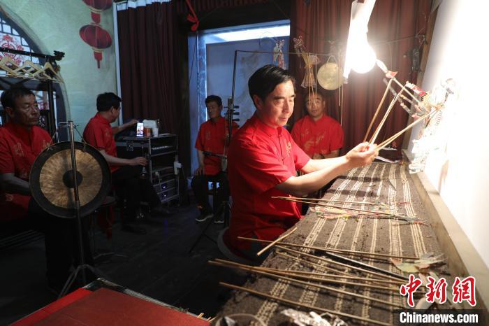 多地皮影戏班齐聚“中国皮影之乡”:好戏又开场