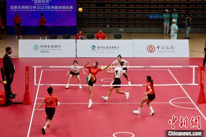 中国女子藤球队首场对战菲律宾队(身着红色球衣)。 董易鑫 摄 中国女子藤球队首场对战菲律宾队(身着红色球衣)。 董易鑫 摄