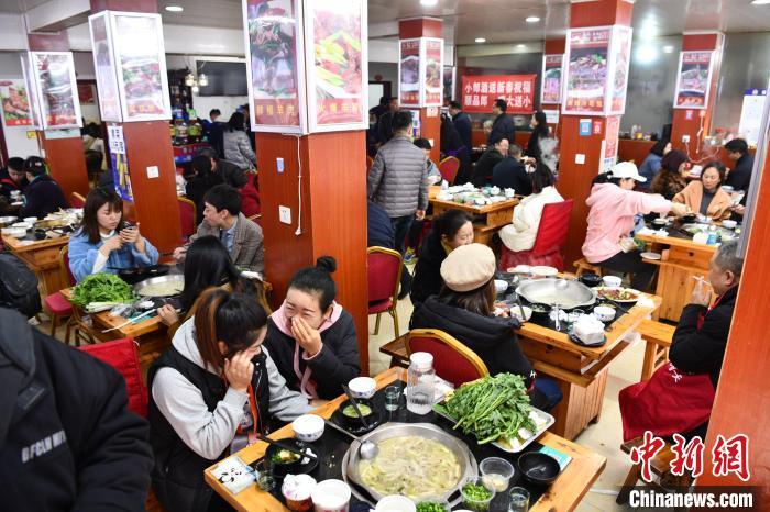 资料图: 民众冬至日吃羊肉汤。 张浪 摄 资料图: 民众冬至日吃羊肉汤。 张浪 摄