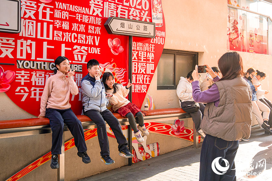 孩子们在祈福装扮前打卡留念。实习生 李雨泽摄