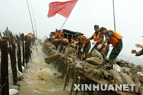 沿淮共80余万名军民奋战在抢险第一线