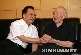 温家宝亲切看望朱光亚、何泽慧、钱学森和季羡林