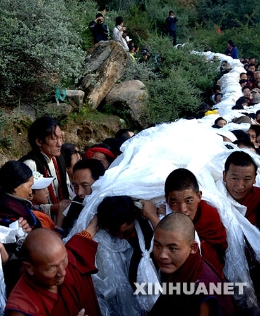 拉萨雪顿节拉开帷幕 哲蚌寺举行展佛活动[组图]