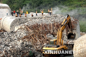 湖南凤凰堤溪大桥垮塌桥墩将被爆破分解[组图]