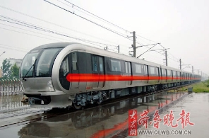 北京地铁一号线新型列车亮相 奥运前交付使用