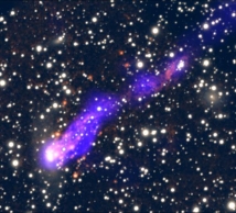 科学家发现20万光年星系尾巴 似超级彗星(图)