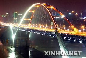 菜园坝长江大桥通车给山城增添了新的夜间景观