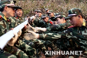 驻浙官兵开赴赣南支援抢险