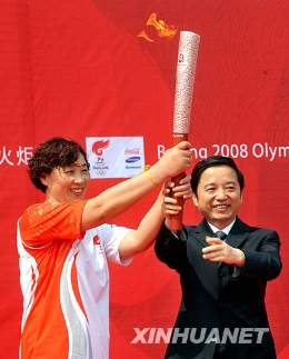 北京奥运圣火在嘉兴传递 [组图]
