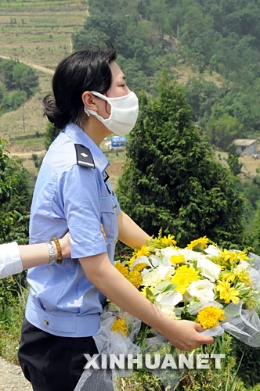 “中国最坚强的警察”北川祭奠亲人泪满襟 [组图]