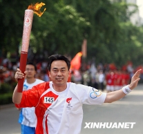 北京奥运圣火在芜湖传递 [组图]