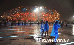 奥运开幕式首次带观众彩排突遇大雨 [组图]