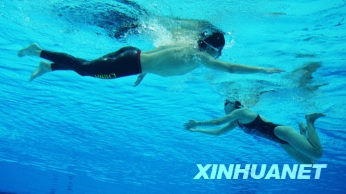中国游泳队亮相“水立方”[组图]