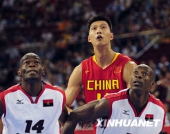 篮球：中国战胜安哥拉 [组图]