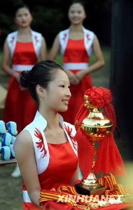 端庄秀丽的礼仪小姐成为赛场上一道美丽的风景线