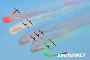 珠海航展上的印度空军“阳光”特技飞行表演队