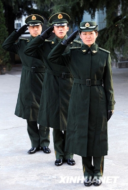 山东：武警部队今起换冬装 [组图]