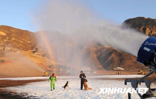 北京郊区滑雪场造雪迎游客 [图]