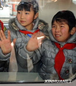 四川地震灾区学生惜别昆明踏上回乡旅程 [组图]