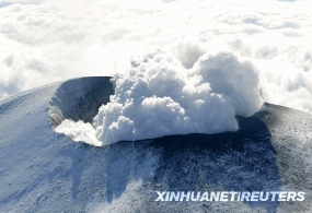 日本浅间火山喷发 [组图]