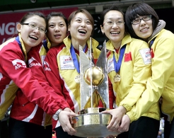 中国女子冰壶队首夺世界冠军 [组图]