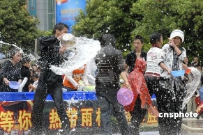 泼水节、长街宴、展现民族风情 [组图]