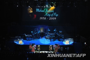 迈克尔·杰克逊公众悼念活动在洛杉矶举行 [组图]