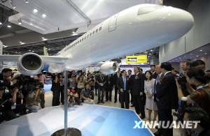 国产大客机C919外形样机亮相亚洲国际航展 [组图]