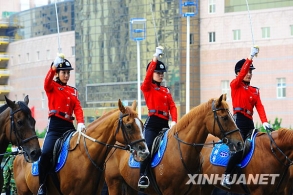 大连女骑警添彩达沃斯年会 [组图]