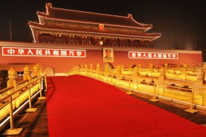 北京天安门广场红色盛装亮相迎接国庆 [组图]