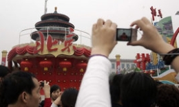 北京数万人天安门广场冒雨告别彩车