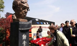 谢晋导演逝世一周年 纪念铜像在沪揭幕