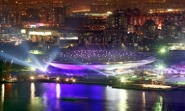 上海世博演艺中心试灯 “夜光飞碟”跃上黄浦江