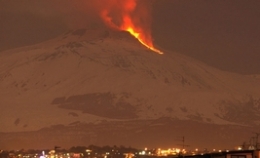 欧洲最高和最活跃的火山发生喷发(高清组图)