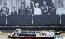 泰晤士河畔悬挂巨幅皇室照片